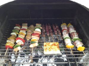 Spiesse fertig auf dem Holzkohlegrill