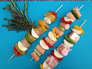 Spiesse auf dem Holzkohlegrill