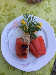 Gefüllte Paprika auf dem Holzkohlegrill